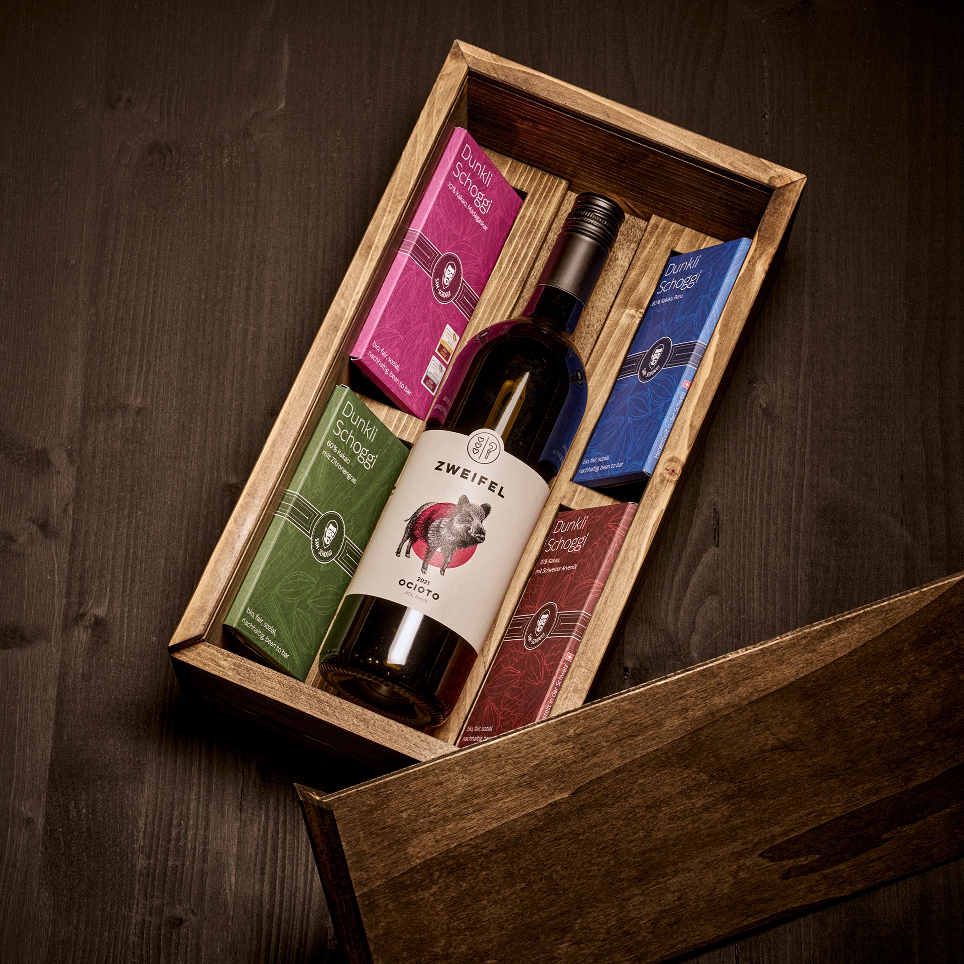 Holzkiste mit Schokolade und Wein – Bild 2